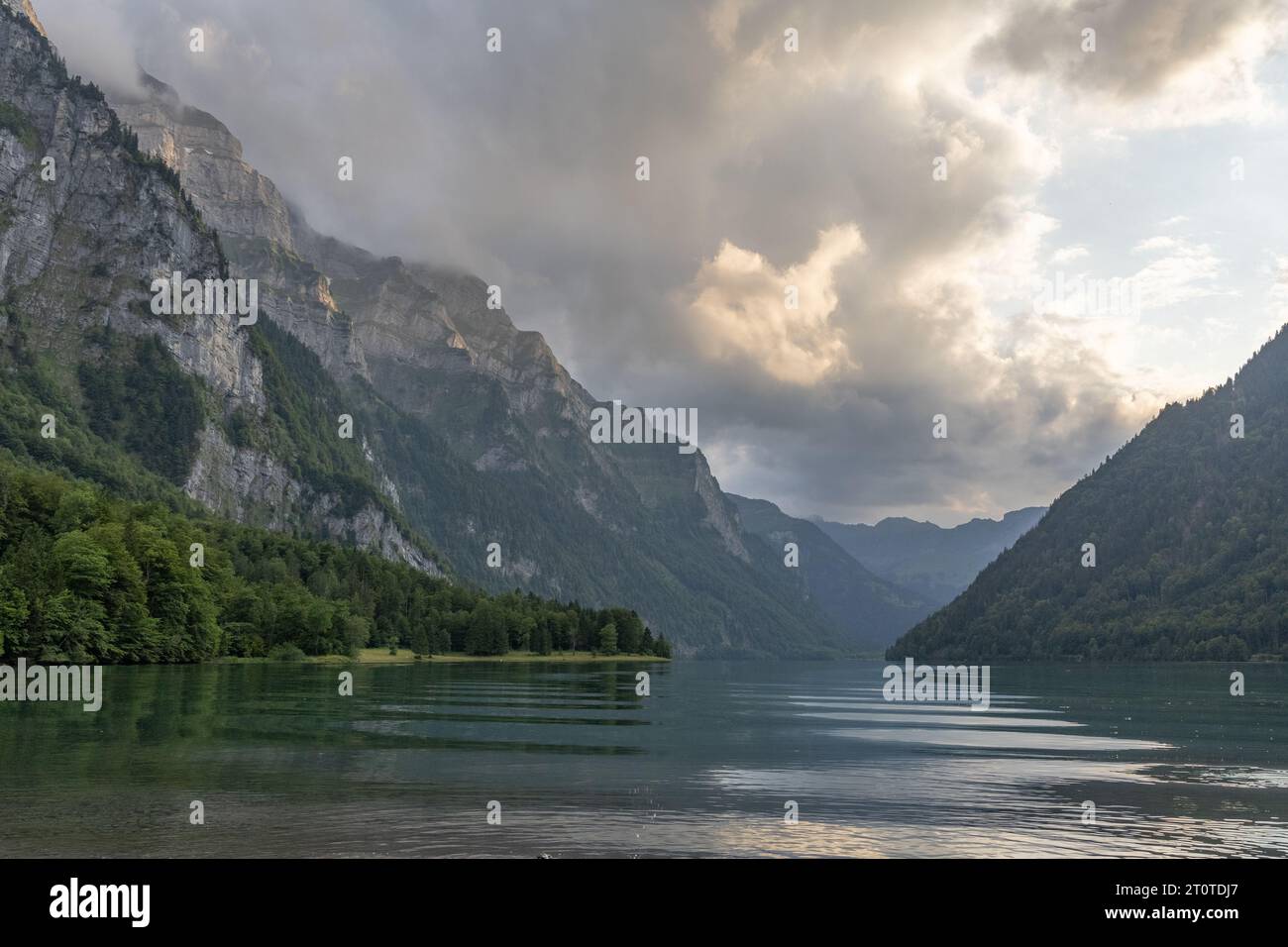Klöntalersee in der Schweiz mit Abendstimmung Stock Photo
