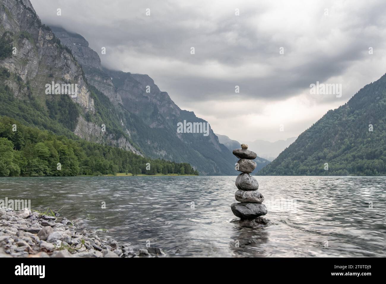 Steinmännchen im Klöntalersee bei Glarus Stock Photo