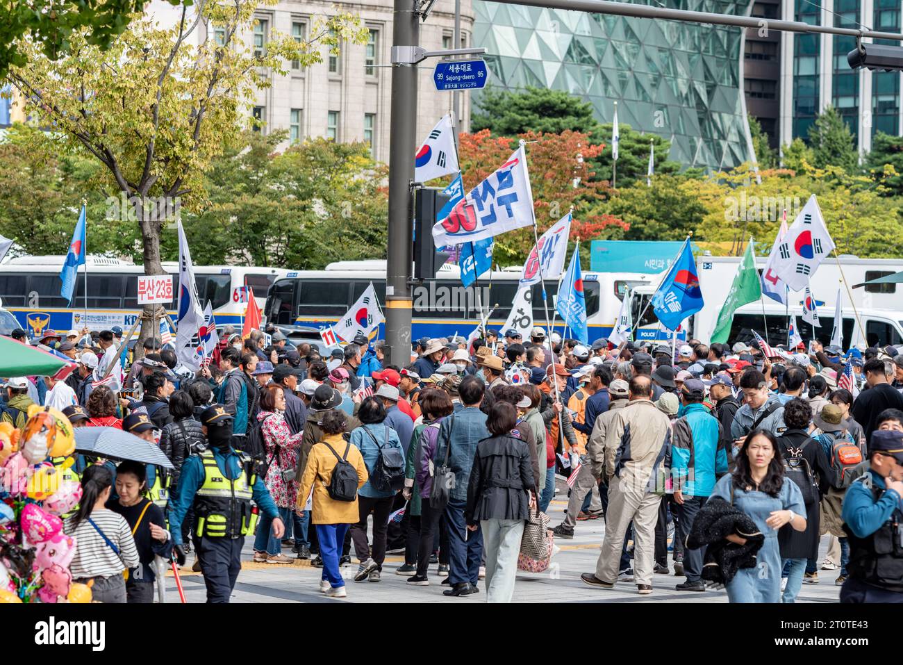 People rally in the street in support of Korea USA alliance in Seoul ...