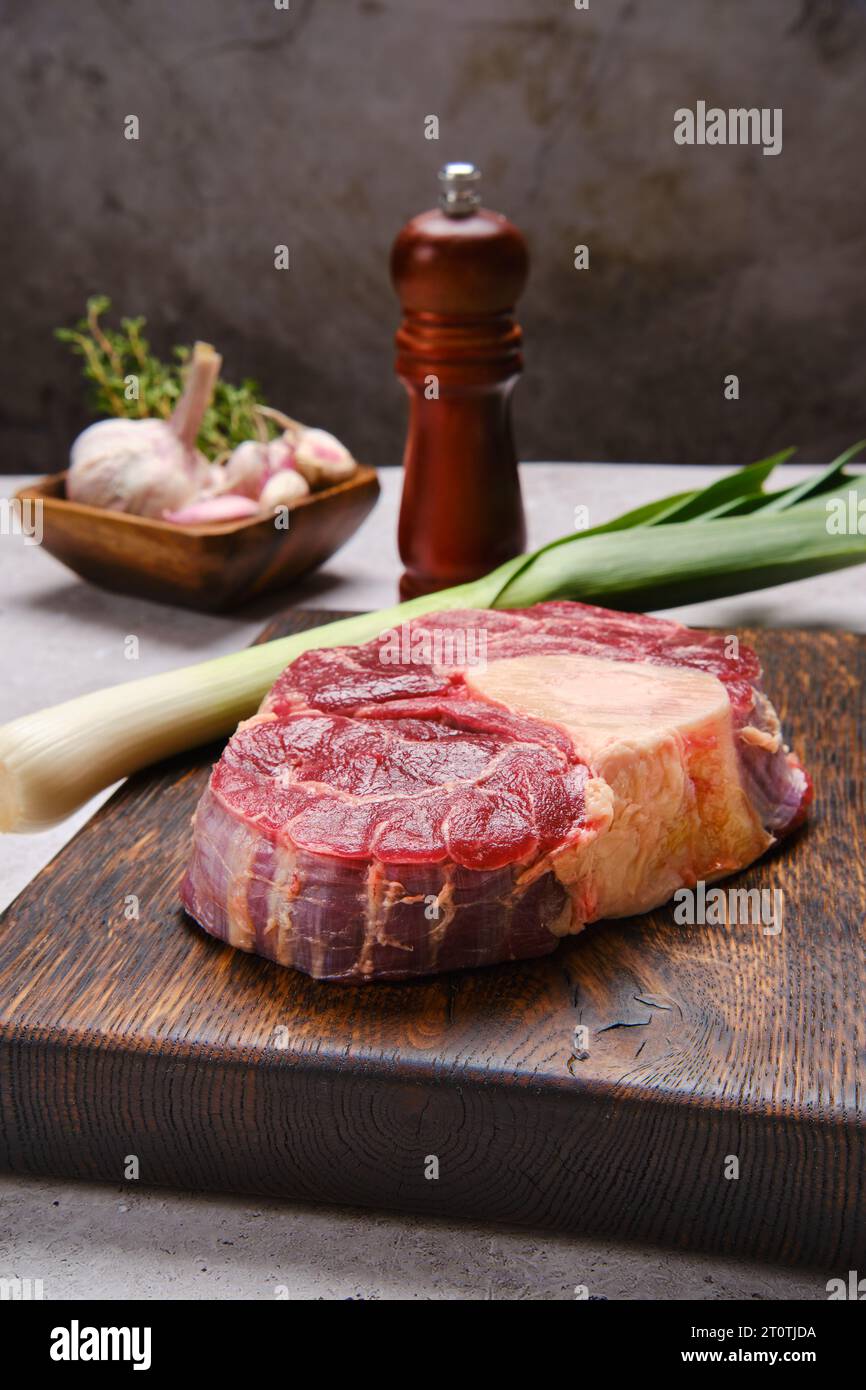 Raw juicy beef shank crosscut. Ossobuco beef steak Stock Photo Alamy