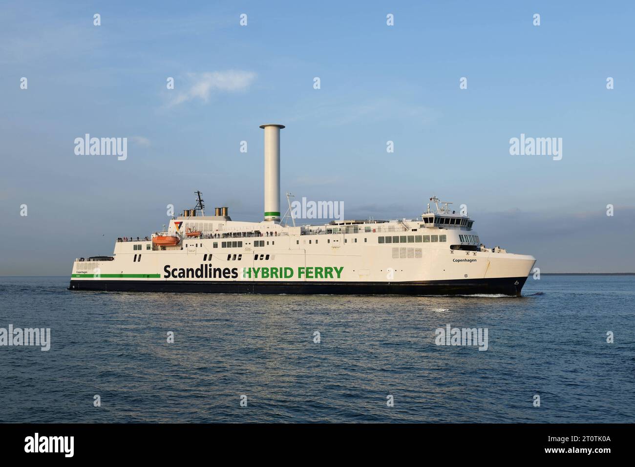 Das Fährschiff Copenhagen bei der Einfahrt in den Rostocker Hafen