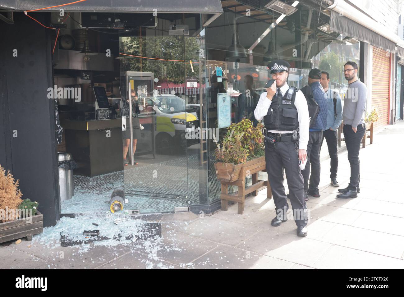 London, UK. 09th Oct, 2023. Police outside Pita, a Kosher restaurant in