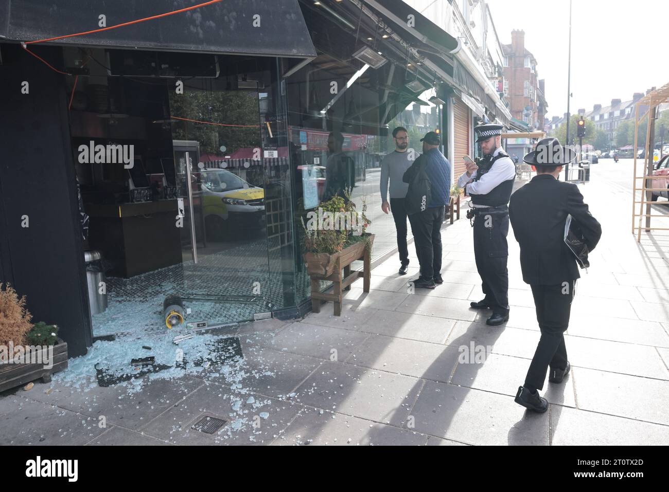 London, UK. 09th Oct, 2023. Police outside Pita, a Kosher restaurant in