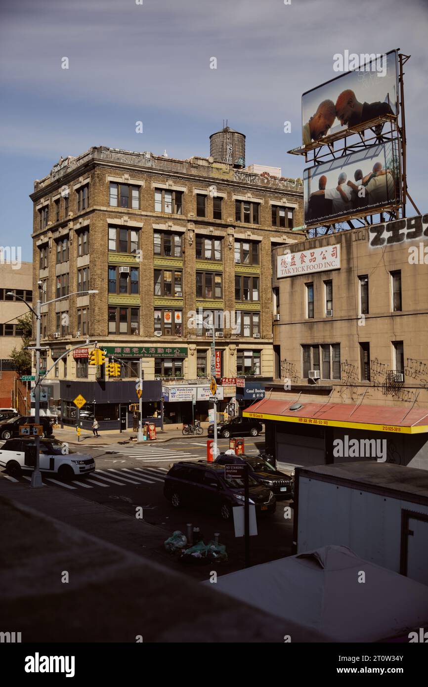 NEW YORK, USA - NOVEMBER 26, 2022: cars and pedestrians on busy street ...