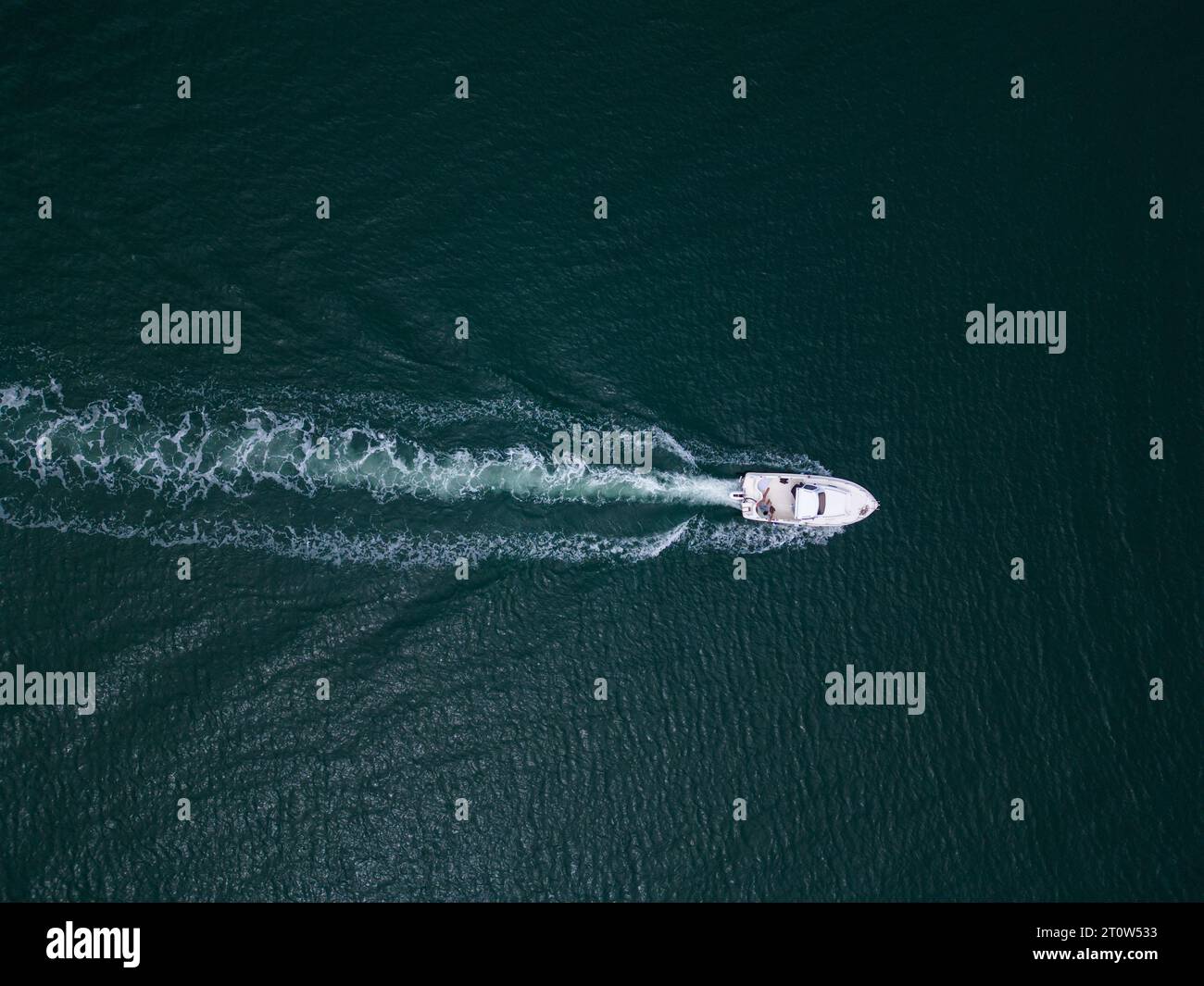 Aerial view white motor yacht hi-res stock photography and images - Alamy