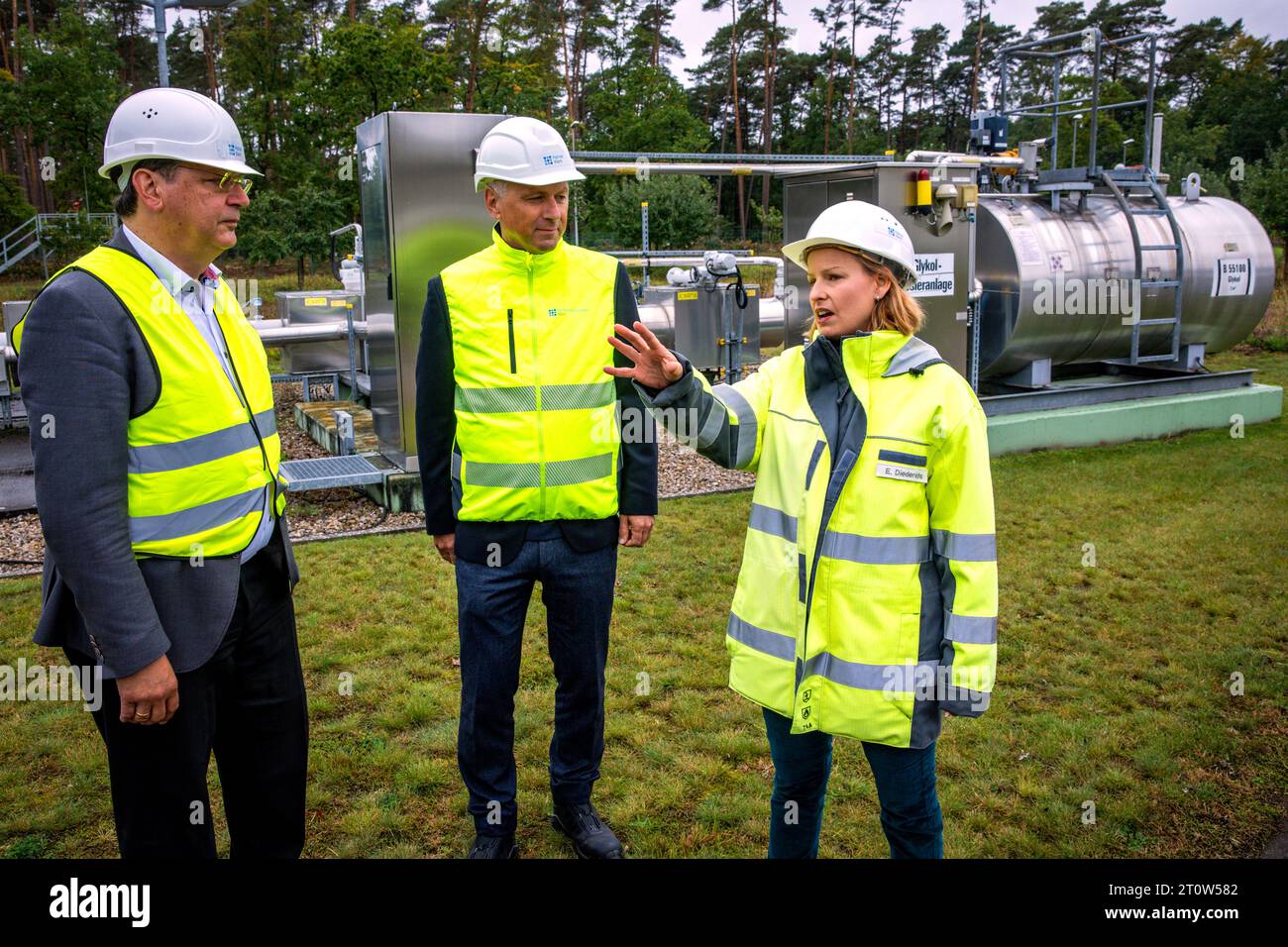 09 October 2023, Mecklenburg-Western Pomerania, Kraak: Reinhard Meyer (l, SPD), Mecklenburg-Western Pomerania's Minister of Economics, Tourism and Transport, inspects Mecklenburg-Western Pomerania's only gas storage facility with storage manager Eva-Maria Diederichs and Matthias Boxberger (M), CEO of HanseWerk. The cavern storage facility, which measures seven by four and a half kilometers and has a volume of up to 300 million cubic meters, secures the supply of natural gas to gas customers in northern Germany. The storage facility is located in an extensive salt dome beneath the surface of th Stock Photo