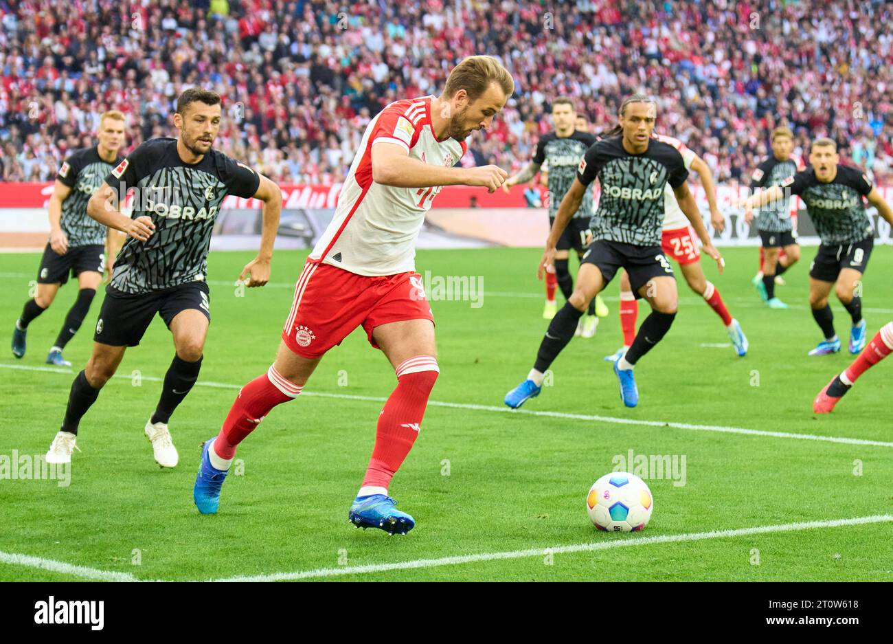 Munich, Germany. 08th Oct, 2023. Harry Kane, FCB 9 compete for the ball, tackling, duel, header, zweikampf, action, fight against Manuel GULDE, FRG 5 Kiliann Sildillia, FRG 25 in action in the match FC BAYERN MUENCHEN - SC FREIBURG 3-0 on Oct 8, 2023 in Munich, Germany. Season 2023/2024, 1.Bundesliga, FCB, München, matchday 7, 7.Spieltag Credit: Peter Schatz/Alamy Live News Credit: Peter Schatz/Alamy Live News Stock Photo