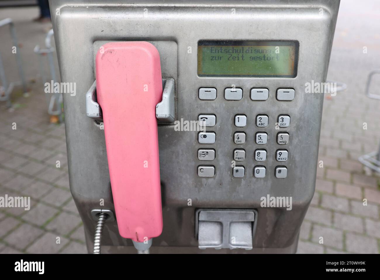 Altes Kartentelefon der Telekom in der Innenstadt. Auf dem Display steht: Entschuldigung zur Zeit gestoert gestört Kartentelefon im Siegerland am 09.10.2023 in Siegen/Deutschland. *** Old card telephone of the Telekom in the city center On the display it says excuse at the time disturbed card telephone in the Siegerland on 09 10 2023 in Siegen Germany Stock Photo