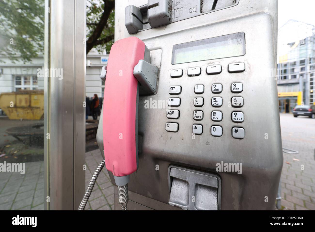 Altes Kartentelefon der Telekom in der Innenstadt. Kartentelefon im Siegerland am 09.10.2023 in Siegen/Deutschland. *** Old card phone of Telekom in the city center card phone in Siegerland on 09 10 2023 in Siegen Germany Stock Photo