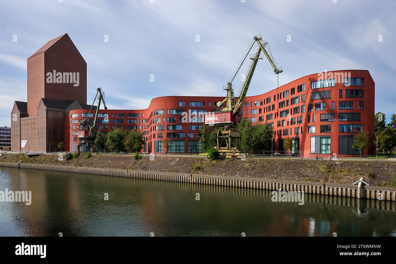 Duisburg, Ruhrgebiet, Nordrhein-Westfalen, Germany - Duisburg Inner Harbor with the wave-shaped new building of the North Rhine-Westphalia State Archi Stock Photo