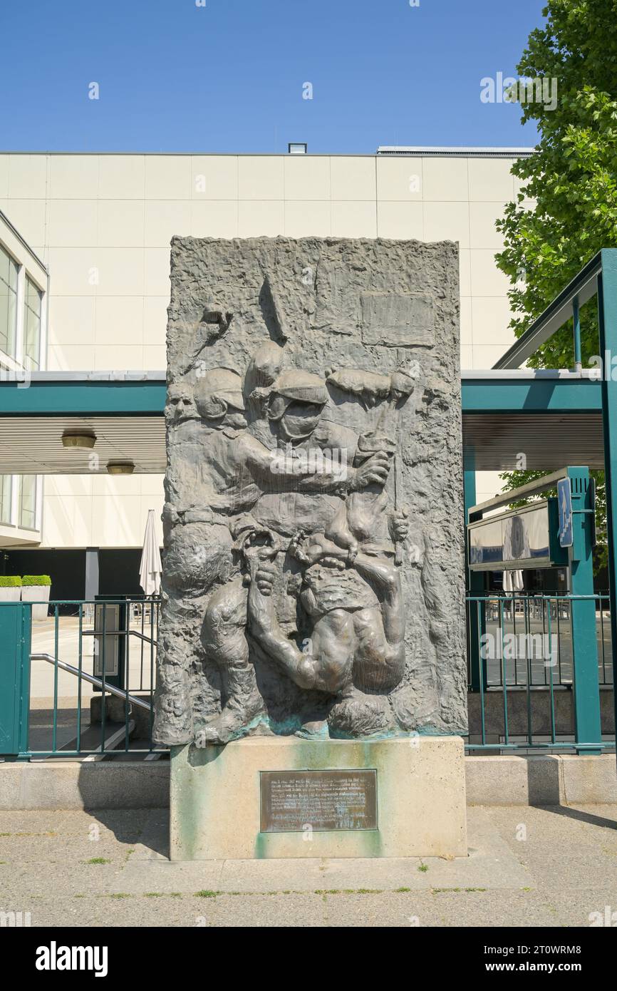 Alfred Hrdlicka: Relief von 1971, Der Tod des Demonstranten, Erinnerung an Benno Ohnesorg, Bismarckstraße, Charlottenburg, Charlottenburg-Wilmersdorf, Stock Photo