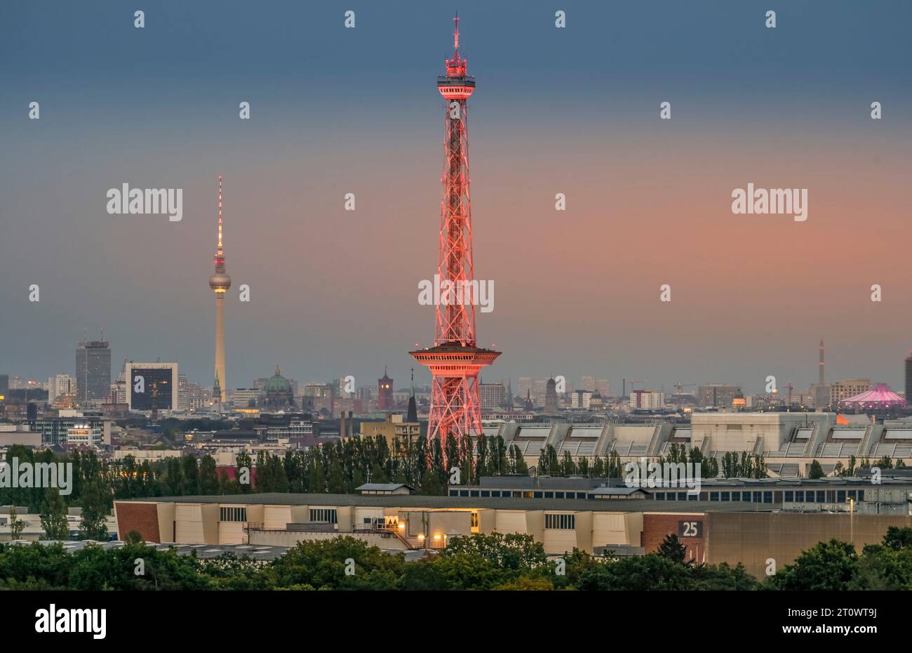 Abend, Funkturm, Berliner Stadtpanorama, Skyline, Aussicht vom Teufelsberg, Grunewald, Charlottenburg-Wilmersdorf, Berlin, Deutschland Stock Photo