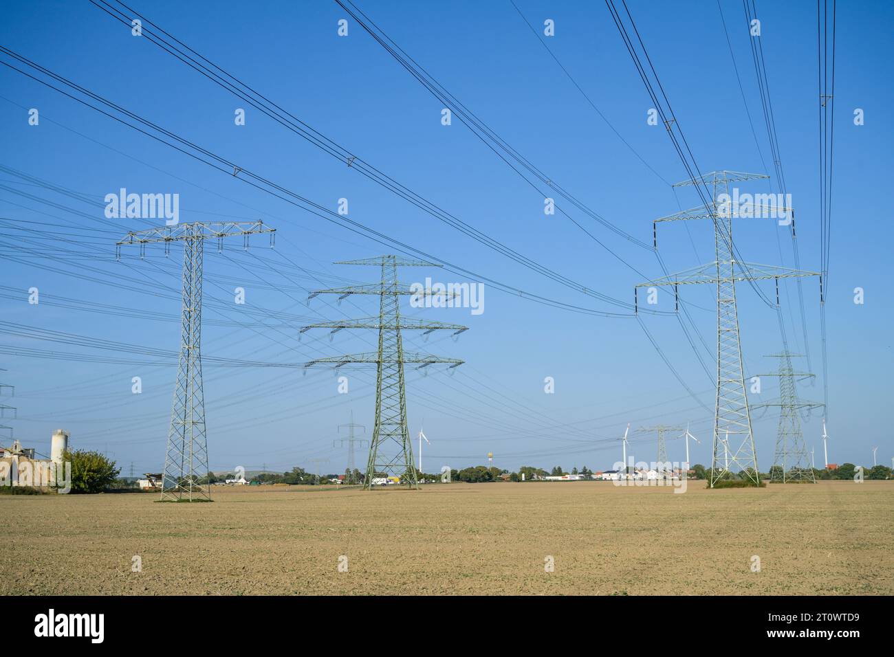 Stromleitungen, Hochspannungsleitungen, Masten, Wartenberg, Lichtenberg, Berlin, Deutschland Stock Photo