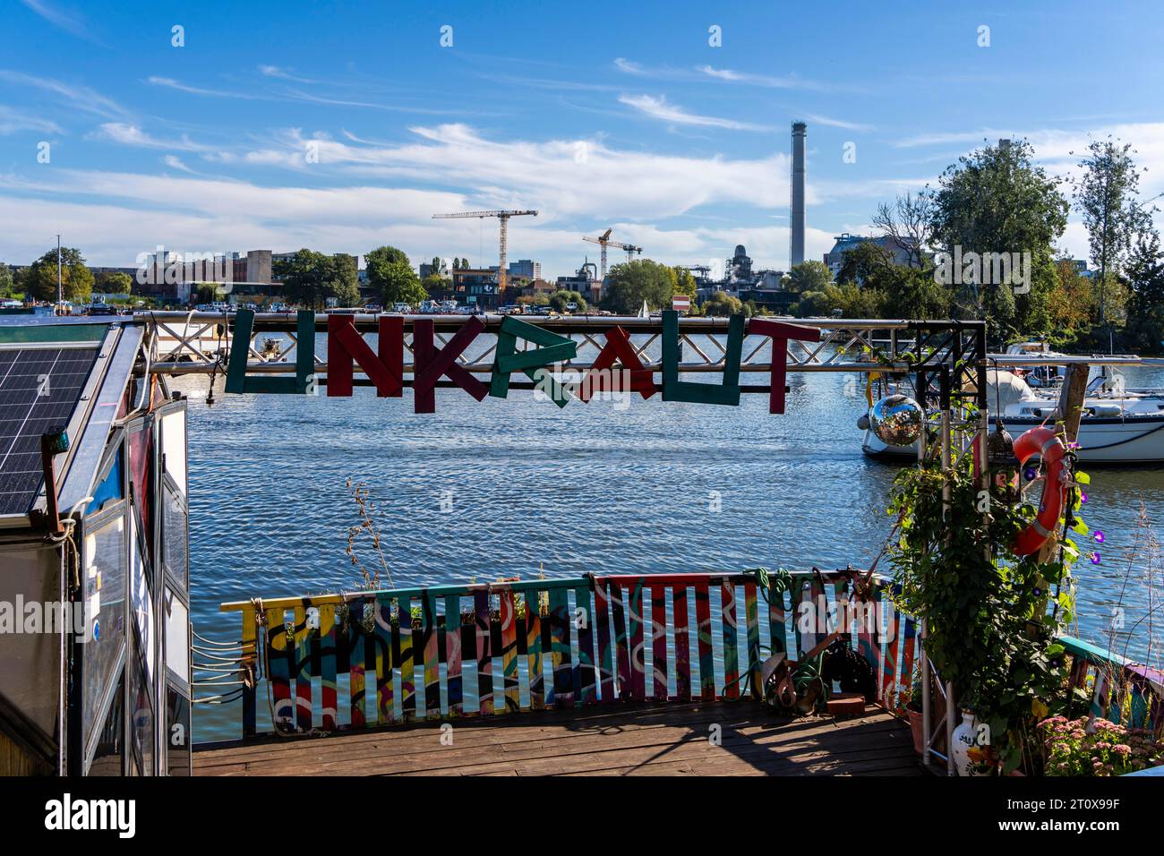 Houseboats and homeless shelters on the water in Rummelsburger Bucht, Berlin-Lichtenberg, Berlin, Germany Stock Photo