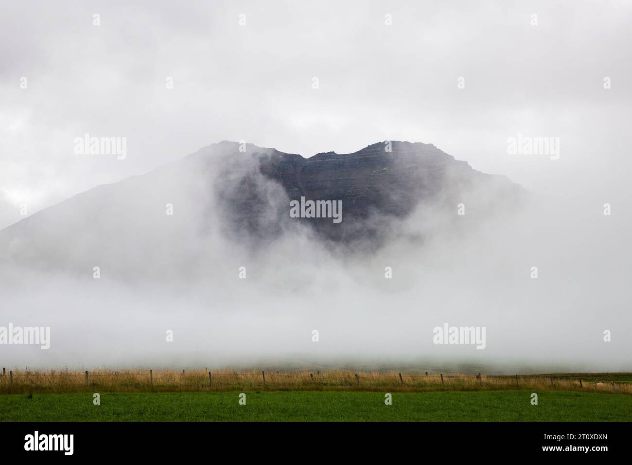 Fog shrouded landscape hi-res stock photography and images - Alamy
