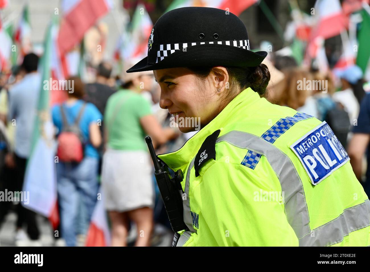 Female Metropolitan Police Officer, Parliament Square, Westminster, London, UK Stock Photo