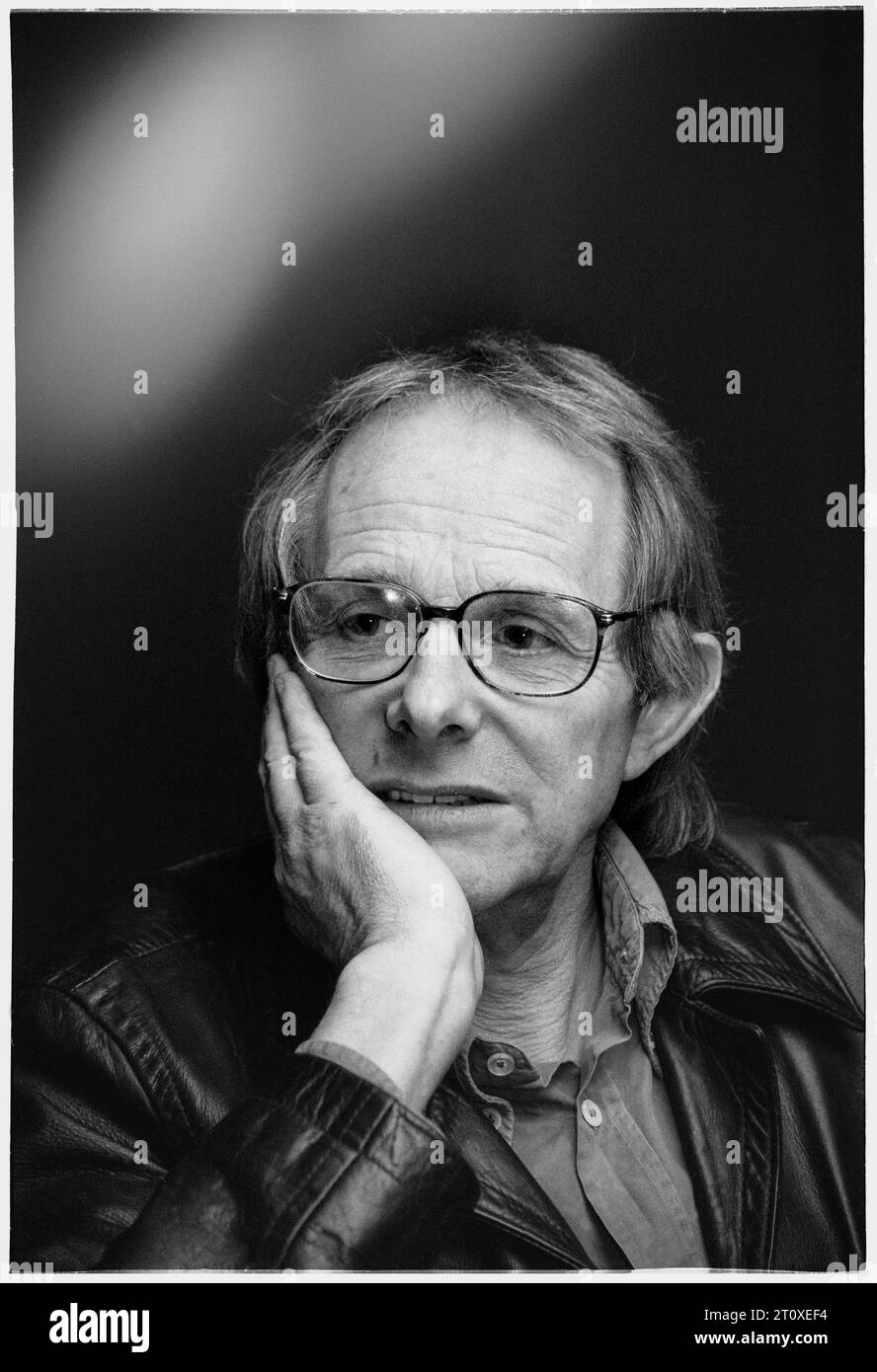 KEN LOACH, DIRECTOR, 1998: Film director Ken Loach at a Film Festival in Cardiff, Wales, UK to promote his film My Name Is Joe in August 1998. Picture: Rob Watkins. INFO: Ken Loach, a prolific British filmmaker, is celebrated for his socially conscious and politically charged films. With a career spanning decades, his works like "Kes," "The Wind That Shakes the Barley," and "I, Daniel Blake" illuminate societal issues, earning him numerous awards and international recognition. Stock Photo