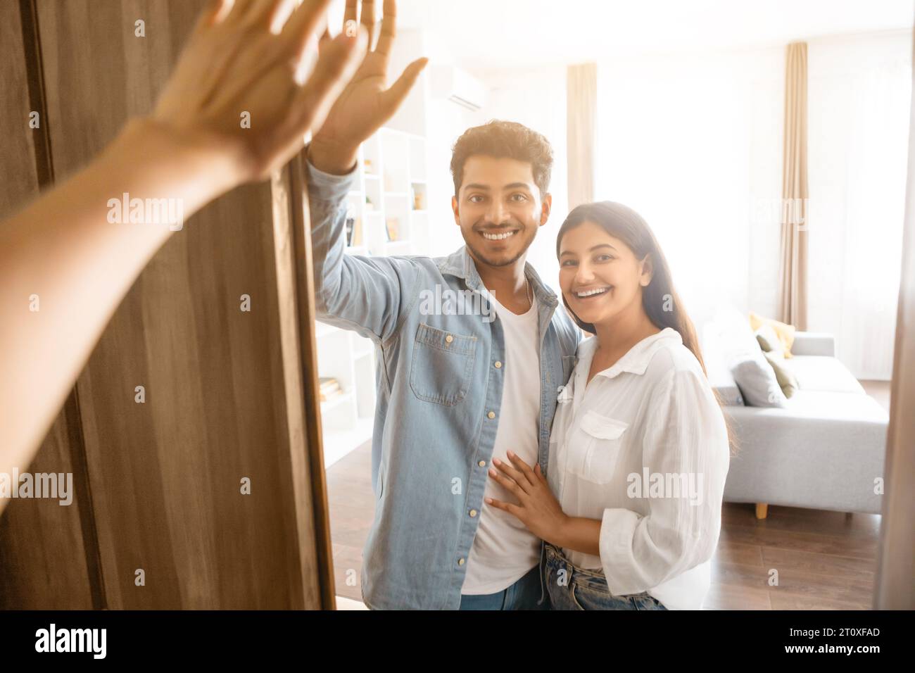 Inviting guests house door hi-res stock photography and images - Alamy