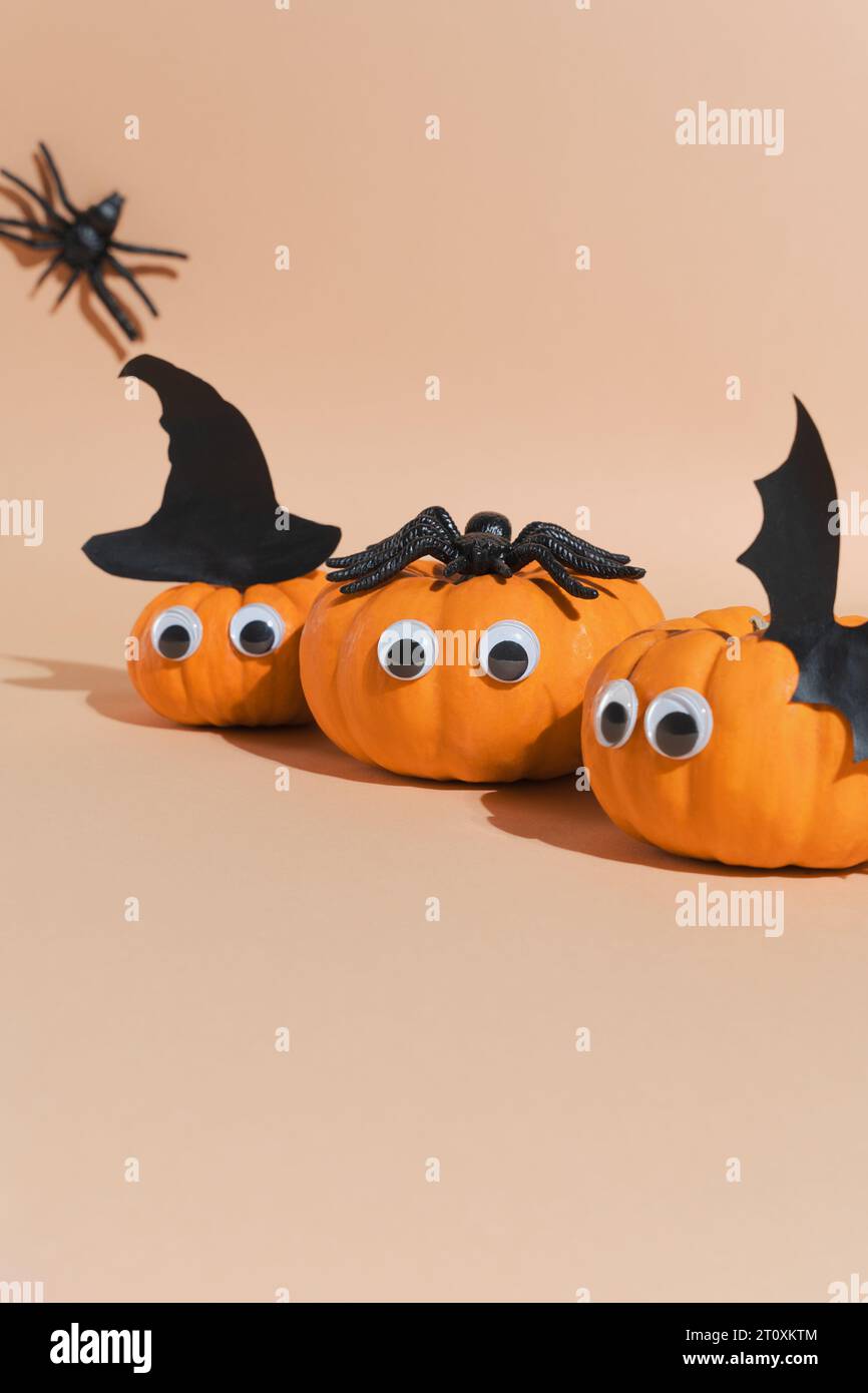Halloween banner, cute pumpkins with googly eyes. Witch hat. Set orange pumpkin monsters and crawling spiders. Copy space, , art activity for kids, di Stock Photo
