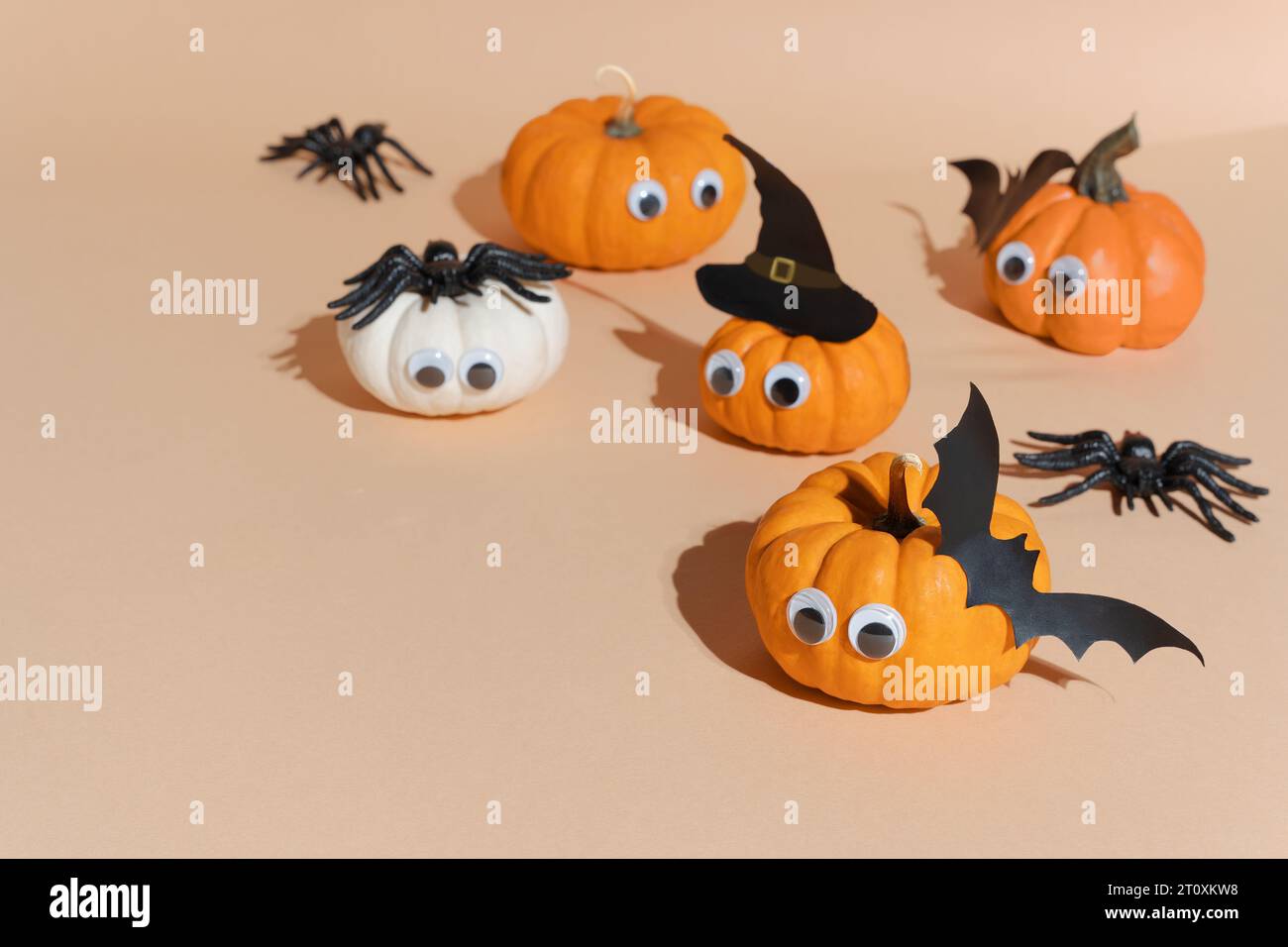 Halloween banner, cute pumpkins with googly eyes. Witch hat. Set orange pumpkin monsters and crawling spiders. Copy space, , art activity for kids, di Stock Photo