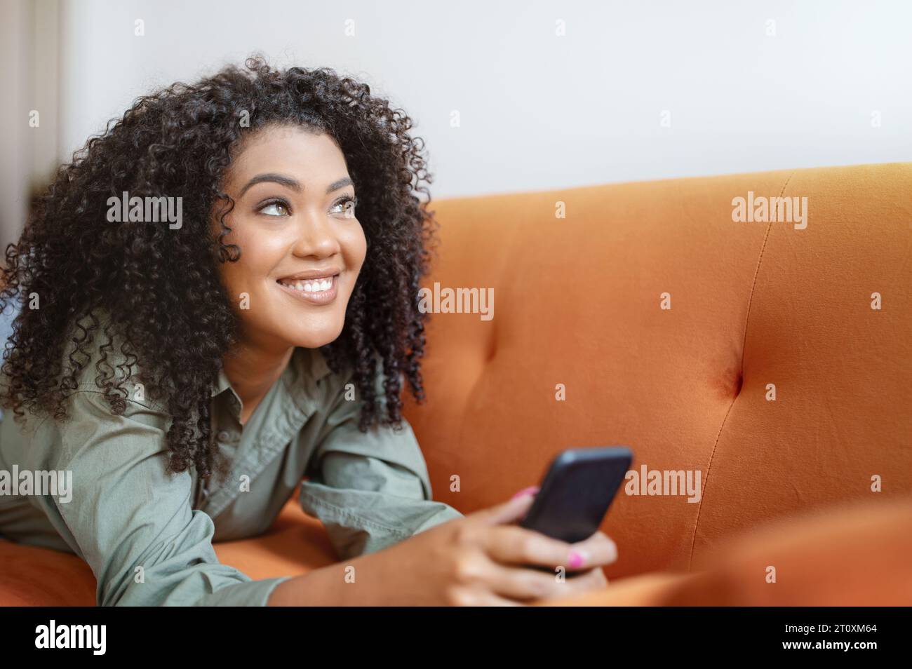 Happy african woman holding mobile hi-res stock photography and images ...