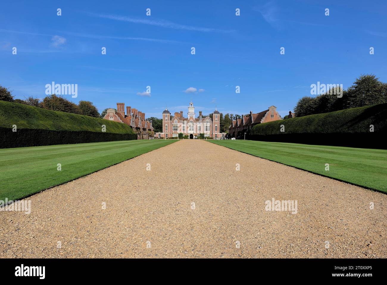 The approach to blickling hall Stock Photo Alamy