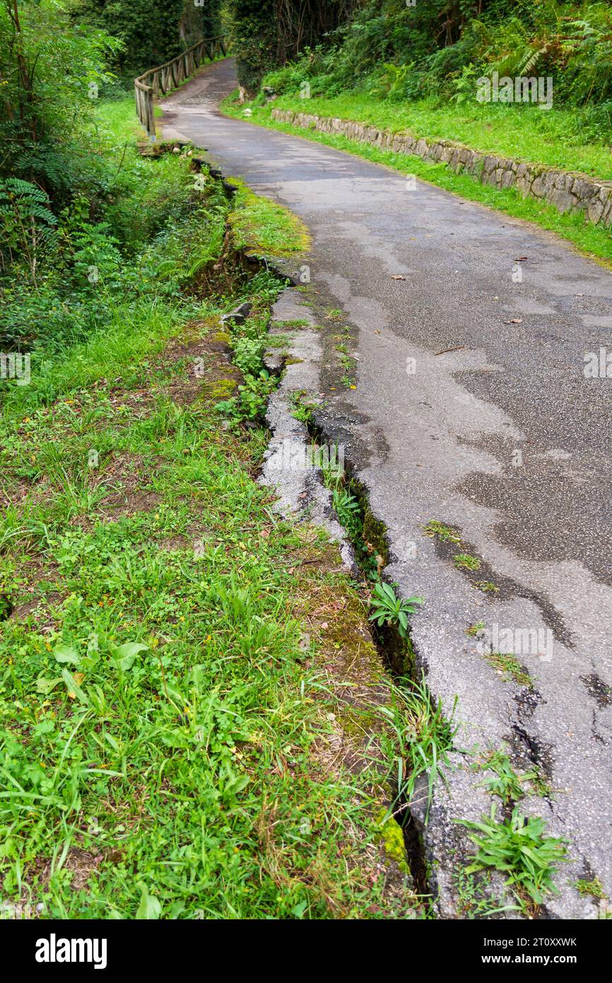 Earthquake crack grass hi-res stock photography and images - Alamy