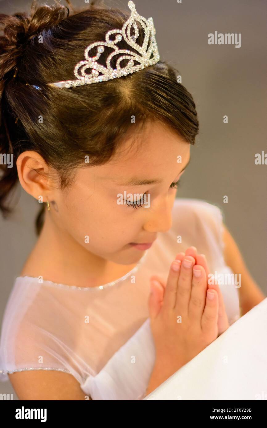 Girl pray church hi-res stock photography and images - Alamy