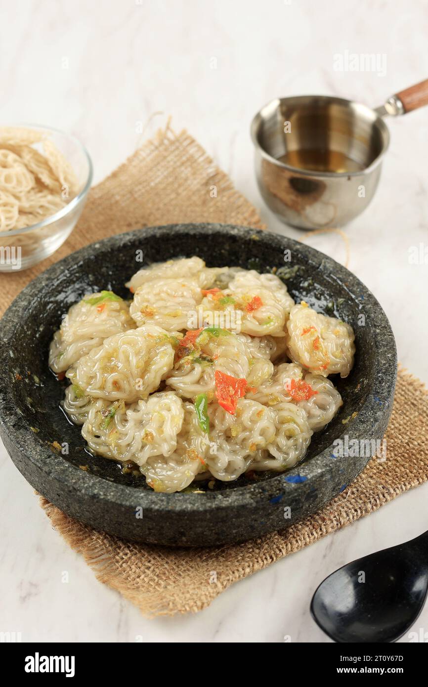Seblak Viral Mamang Rapael, Stir Fry Raw Crackers with Chilli, Garlic, and Cikur Aromatic Ginger Stock Photo