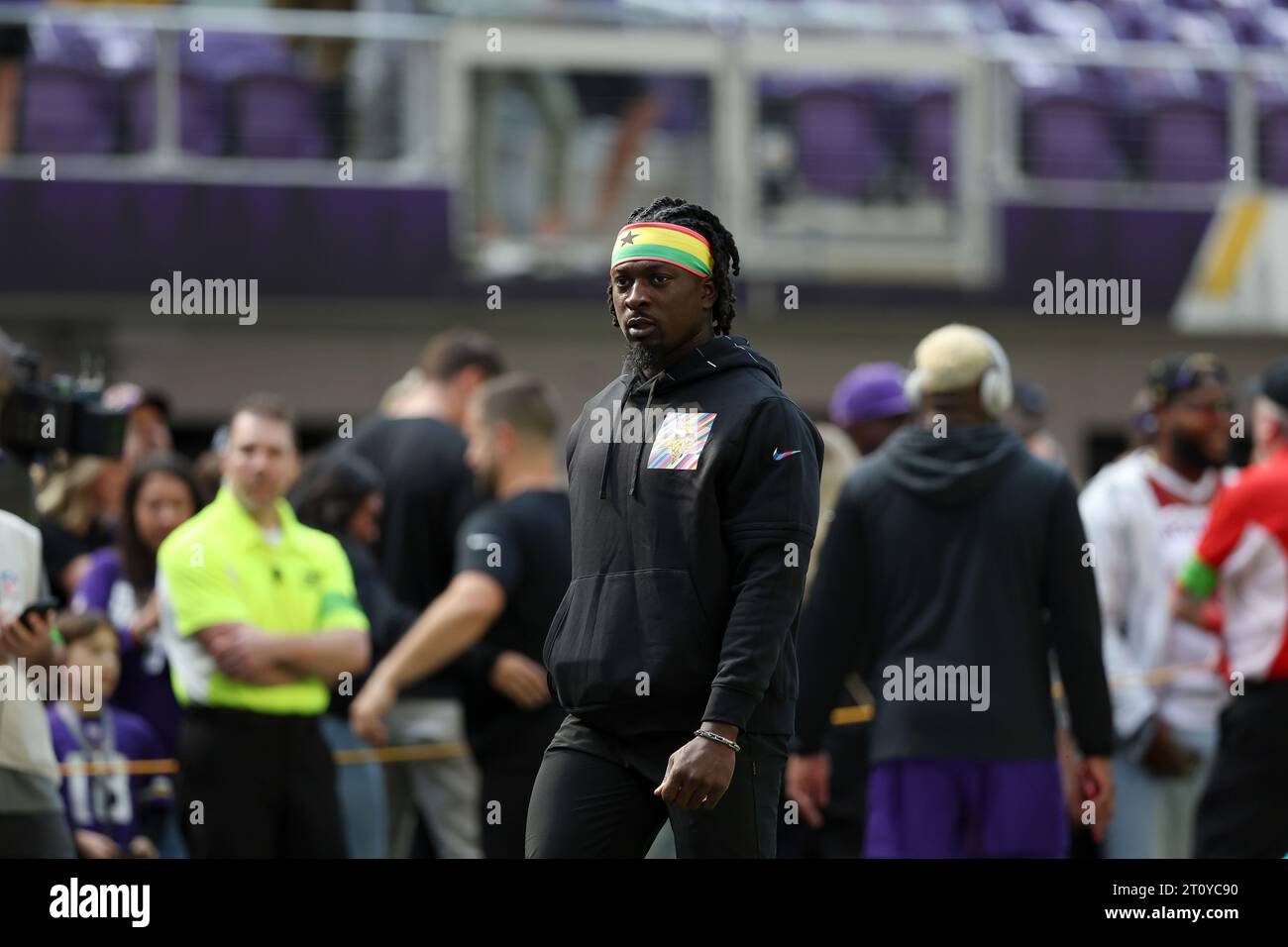 Minnesota Vikings linebacker Brian Asamoah II warms up before an NFL ...