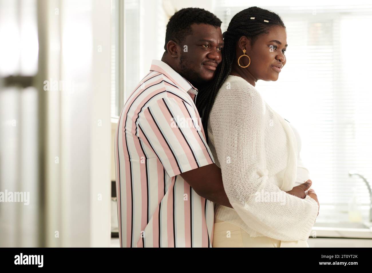 Happy man hugging his pregnant wife from behind Stock Photo - Alamy
