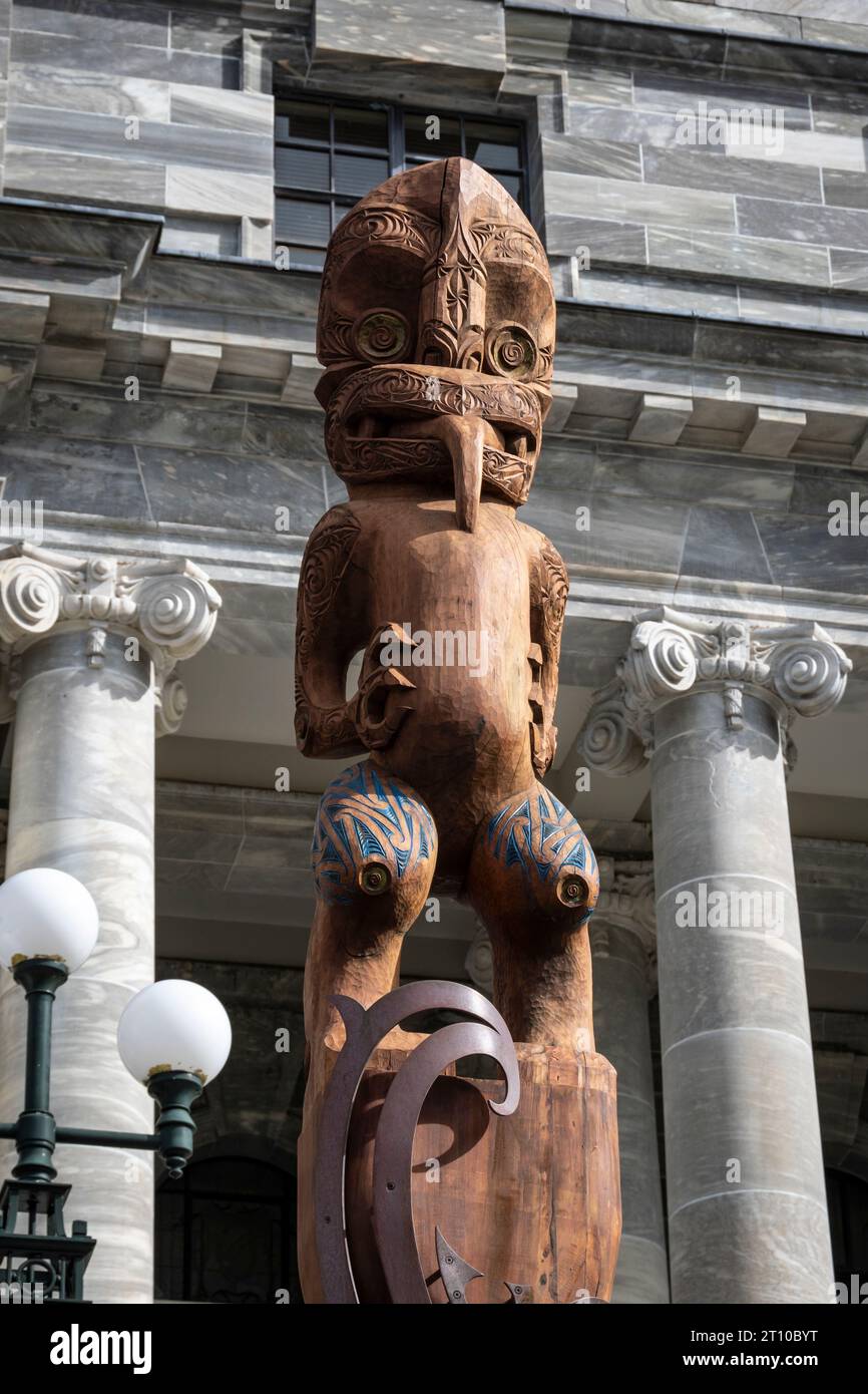 Carved Māori statue outside parliament buildings, Wellington, North Island, New Zealand Stock Photo