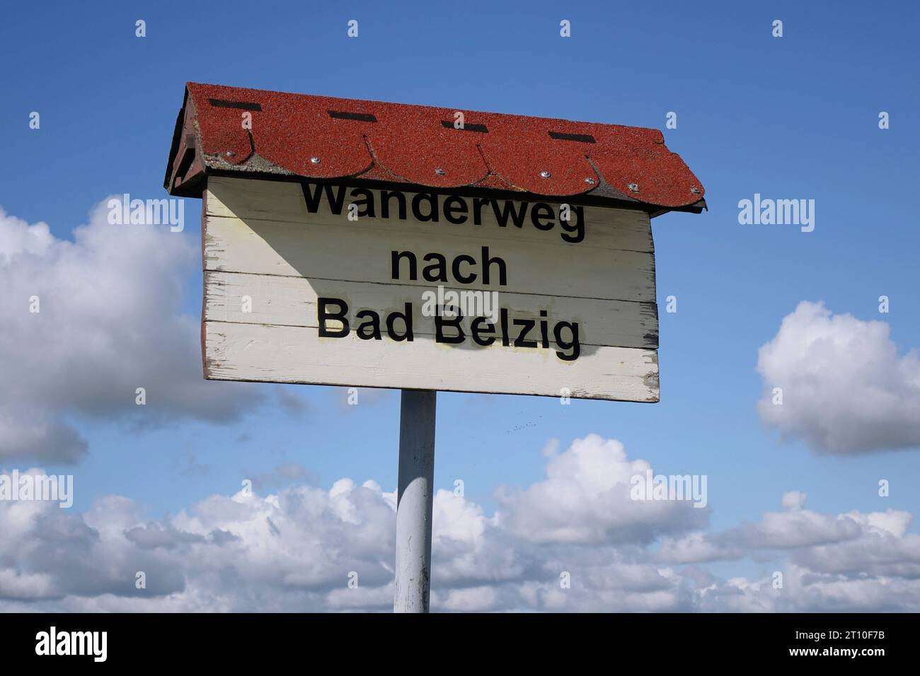 Wanderweg nach Bad Belzig Wanderweg nach Bad Belzig, 24.09.2023, Beelitz, Brandenburg, Auf einem überdachten Schild steht der Schriftzug Wanderweg nach Bad Belzig. *** Hiking trail to Bad Belzig Hiking trail to Bad Belzig, 24 09 2023, Beelitz, Brandenburg, On a covered sign is the writing Hiking trail to Bad Belzig Stock Photo