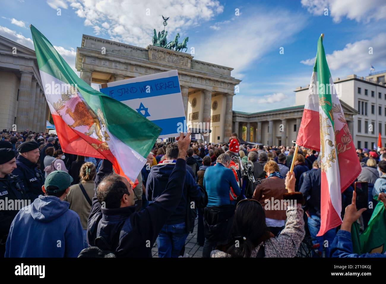 Solidaritätsdemo  fuer das von der islamistischen Hamas angegriffene Israel am Pariser Platz vor dem Brandenburger Tor in Berlin Stock Photo