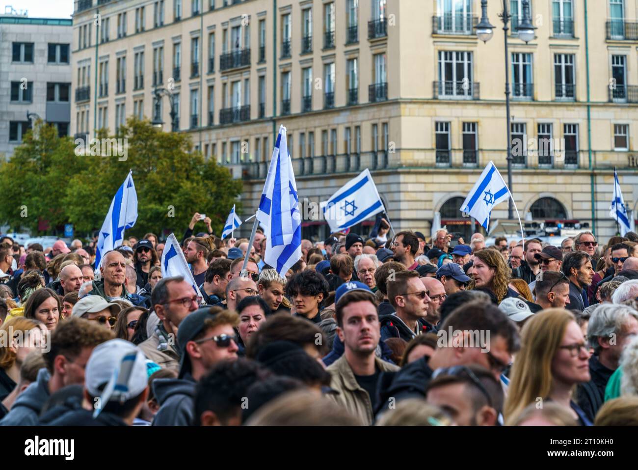 Solidaritätsdemo  fuer das von der islamistischen Hamas angegriffene Israel am Pariser Platz vor dem Brandenburger Tor in Berlin Stock Photo
