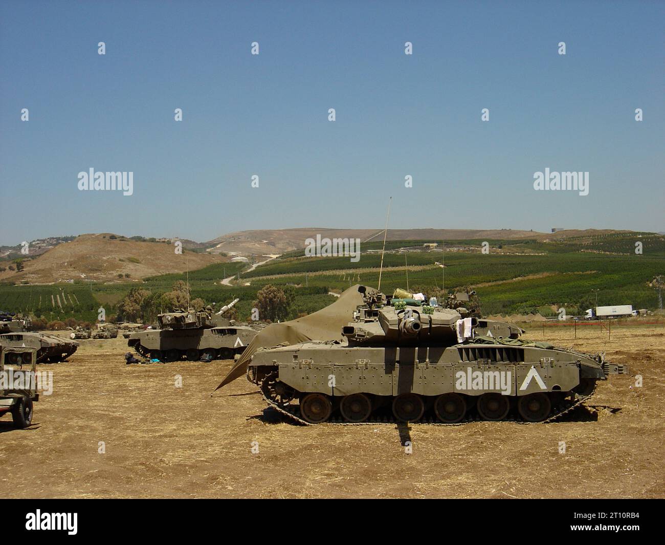 14th August 2006 The Israel-Hezbollah War 2006. After a ceasefire was announced at 08:00, Israeli Merkava 3 (Chariot) tanks are parked up just off the main road between Kfar Blum and Metula in the north-east of Israel. Stock Photo