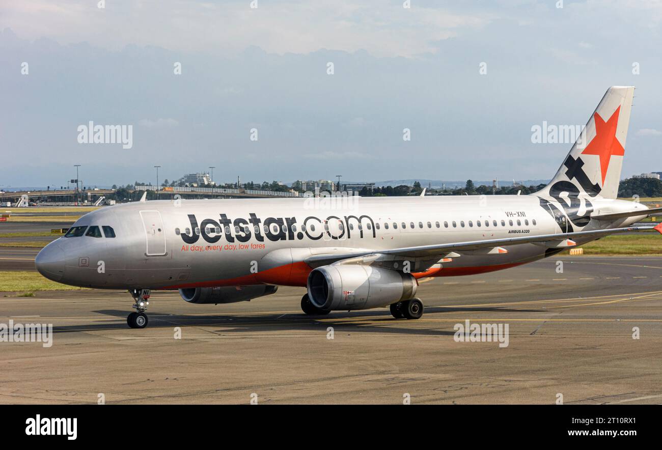 Jetstar Airways Airbus A320-232 taxiing on the runway at Sydney Airport, Sydney, New South Wales, Australia Stock Photo