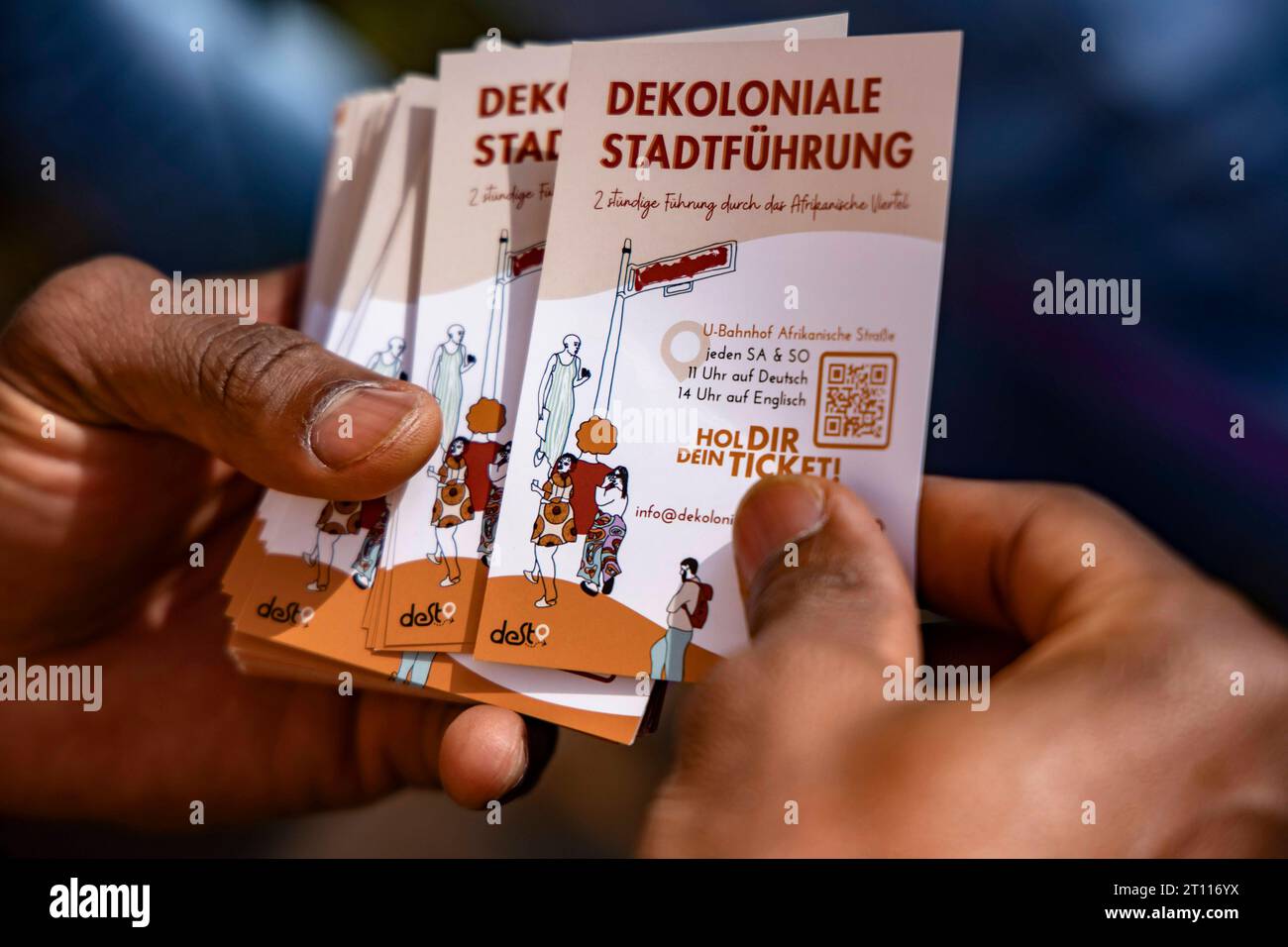 Ein Mann verteilt Werbung von einer Dekoloniale Stadtführung in Berlin am 8. Oktober 2023. *** A man distributes advertisements of a decolonial city tour in Berlin on 8 October 2023 Credit: Imago/Alamy Live News Stock Photo