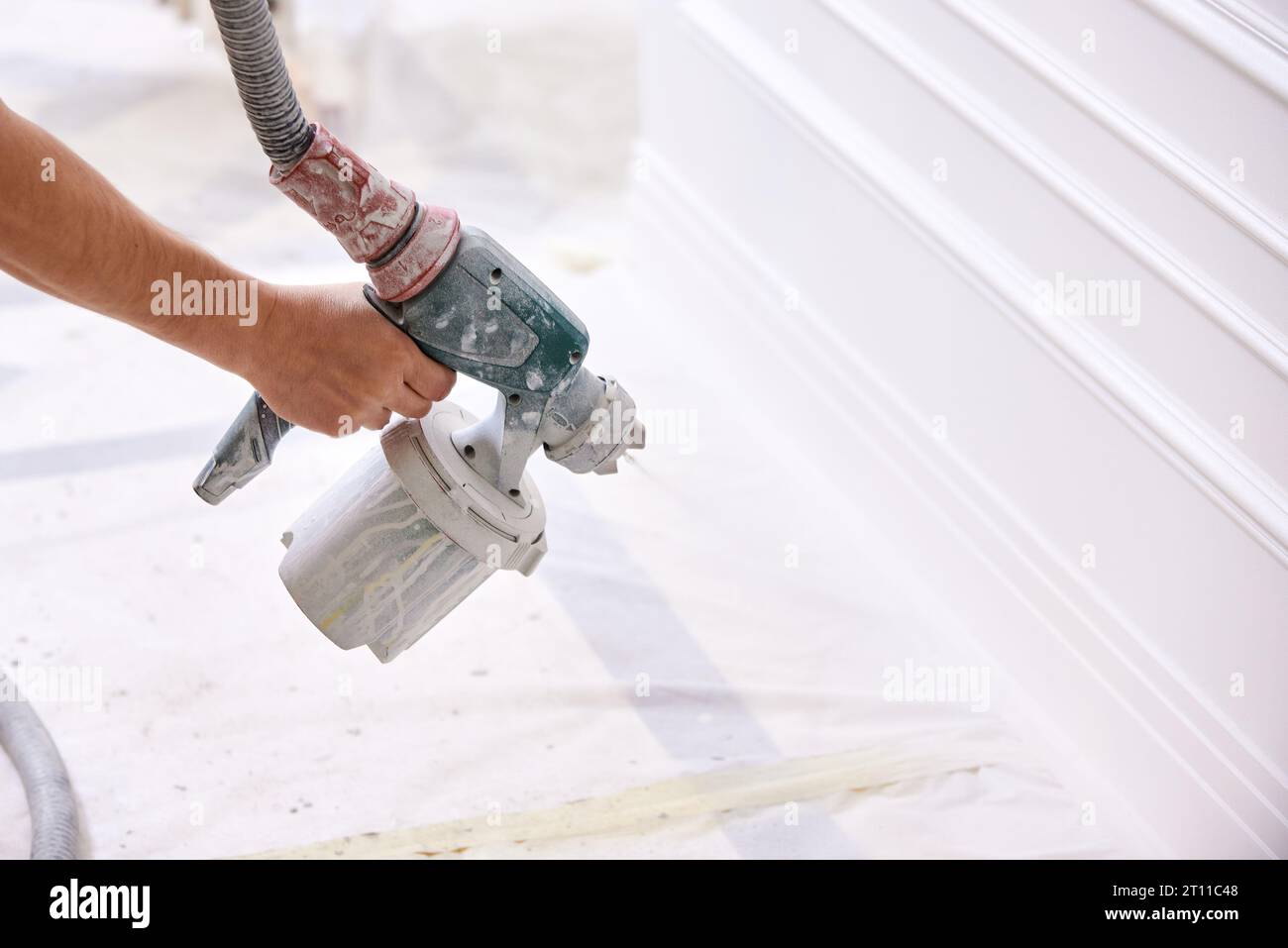 Man spray painting wall construction hi-res stock photography and ...