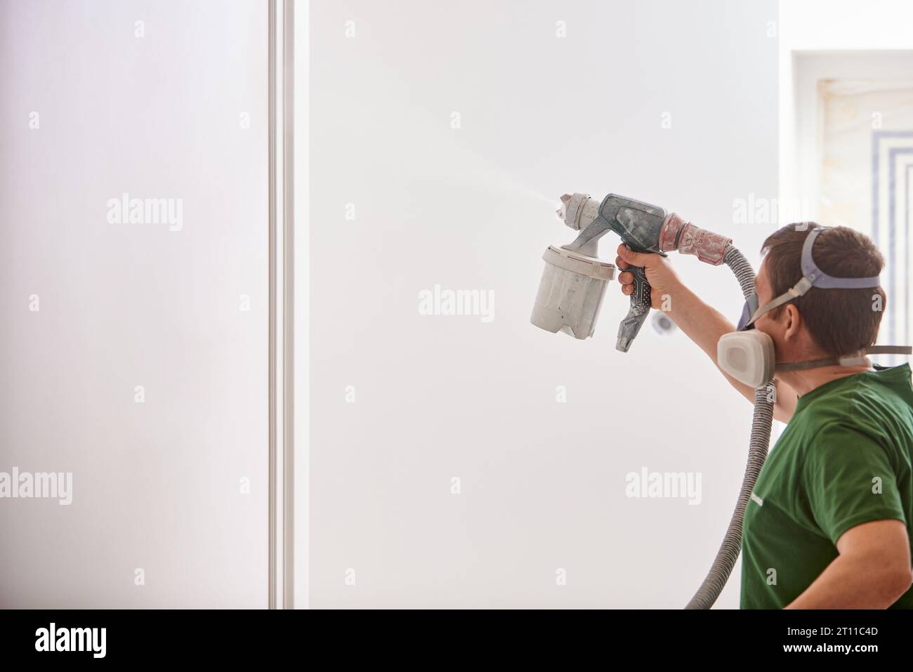 Man spray painting wall construction hi-res stock photography and ...