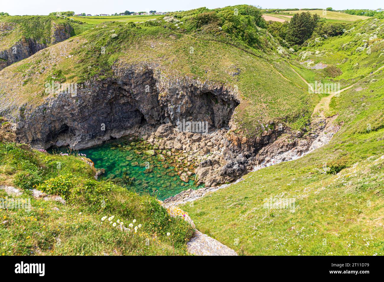 Skrinkle Haven, Lydstep in the Pembrokeshire Coast National Park, West Wales UK Stock Photo