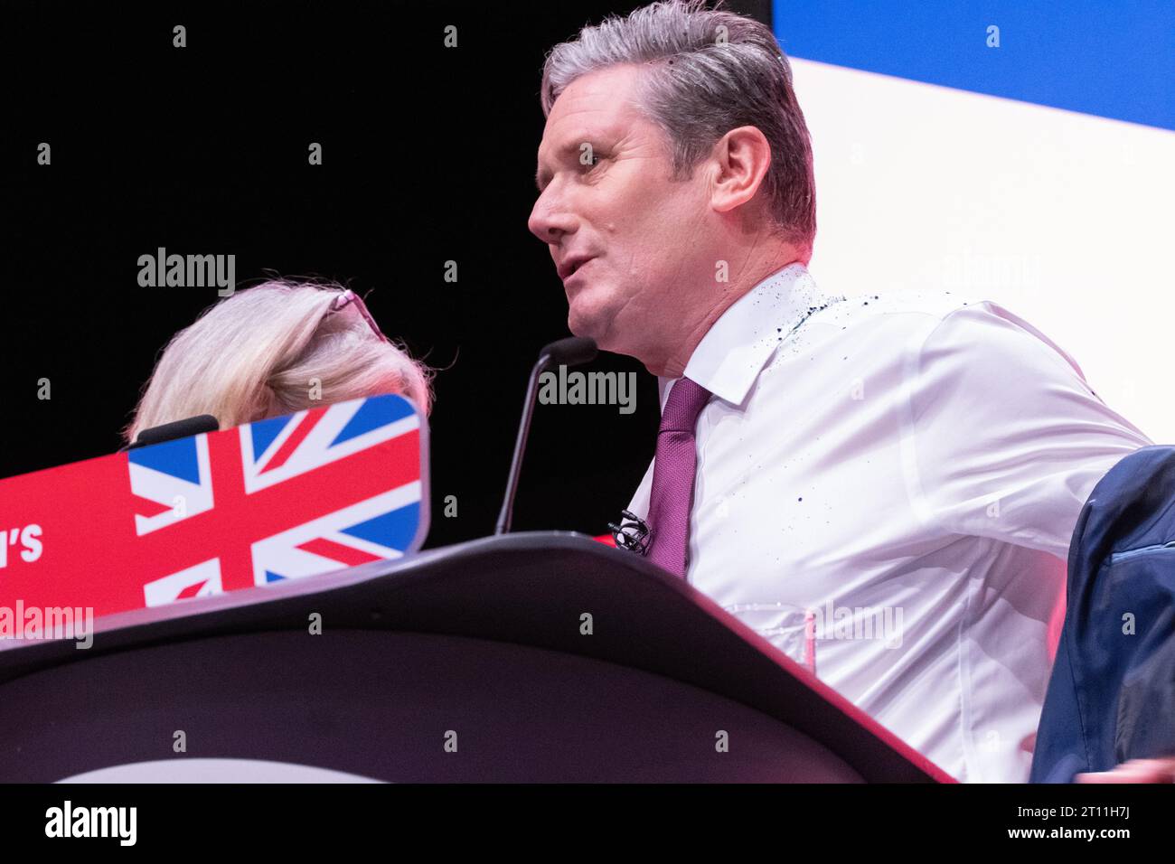 Keir Starmer removes jacket after protester covers Keir Starmer with ...