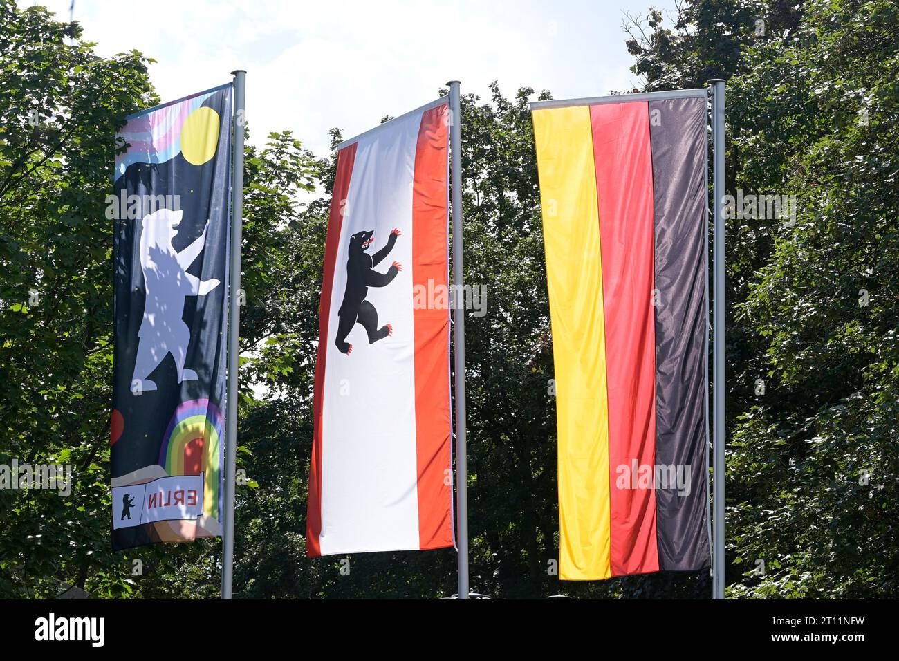 Berlin:Landesflagge Berlin mit Bär und Deutschland, Flagge der  Bundesrepublik Deutschland, offiziell Bundesflagge, ist ein deutsches  Hoheitszeichen und Staatssymbol und zeigt laut Art. 22 des Grundgesetzes  die Farben Schwarz, Rot und Gold. Logos
