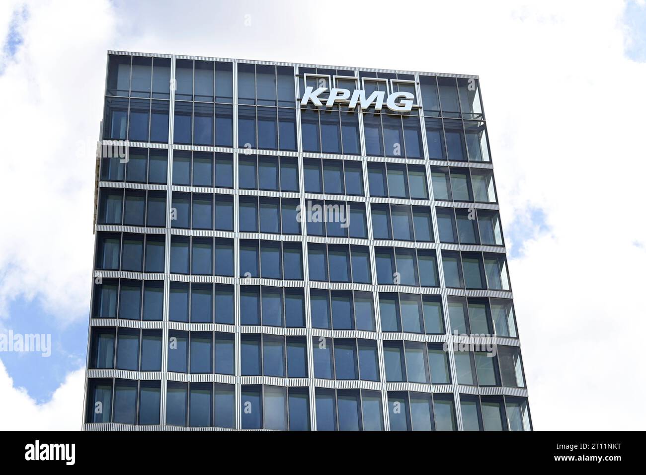 Berlin KPMG Logo, auf einem Bürogebäude in Berlin, KPMG in Berlin