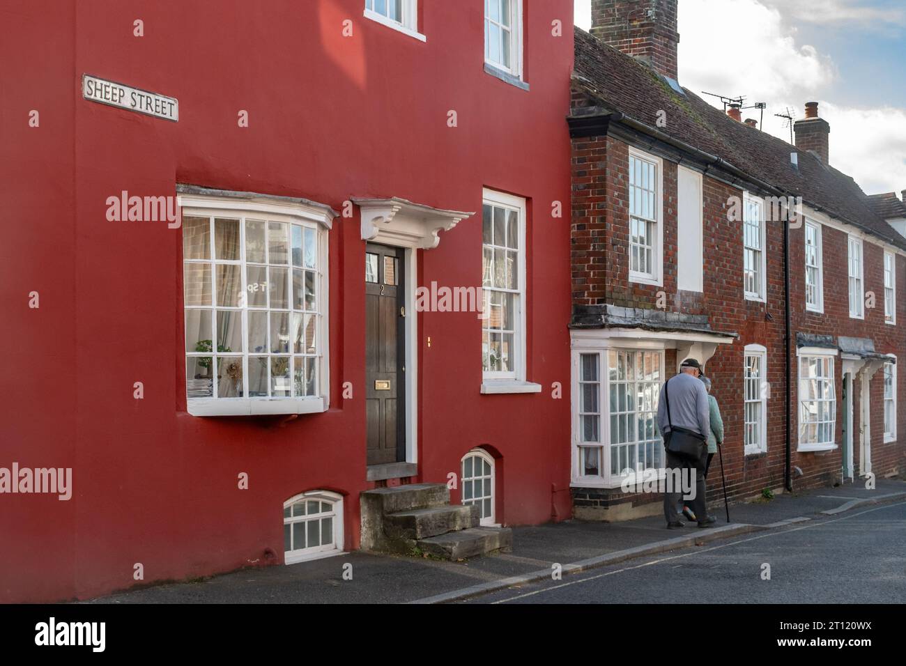 Charming old grade II listed cottages in Sheep Street, Petersfield, Hampshire, England, UK. Early 18th century cottage, no. 2, painted red Stock Photo