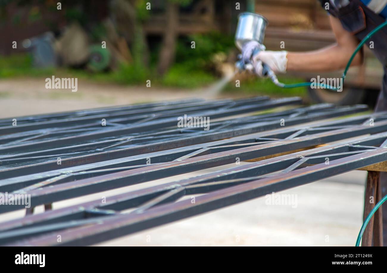 Man painting metal products hi-res stock photography and images - Alamy
