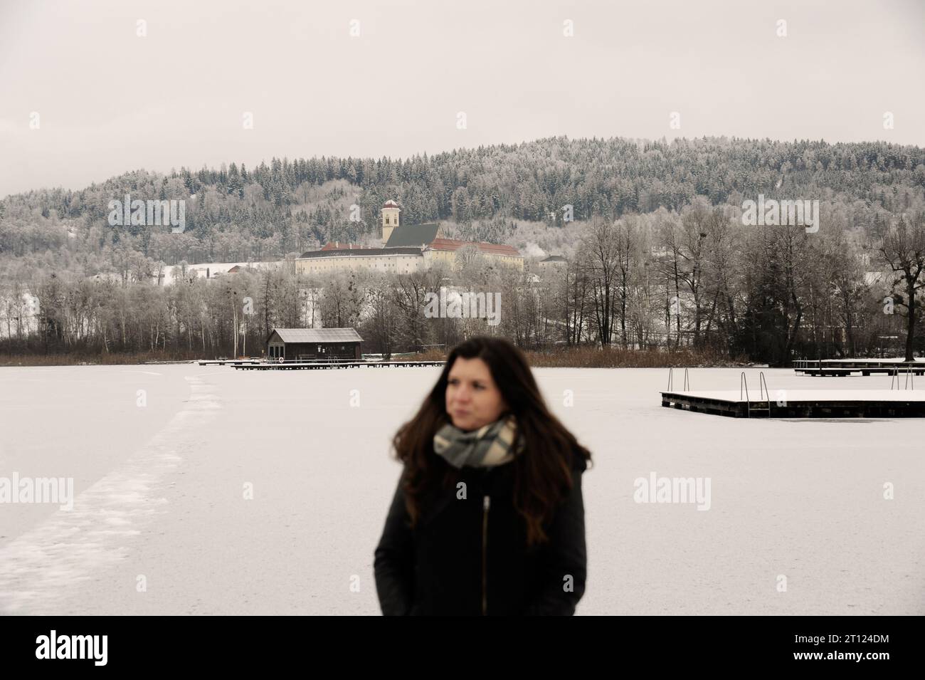 tief verschneite Landschaft mit Frau im Vordergrund verschwommen Stock Photo