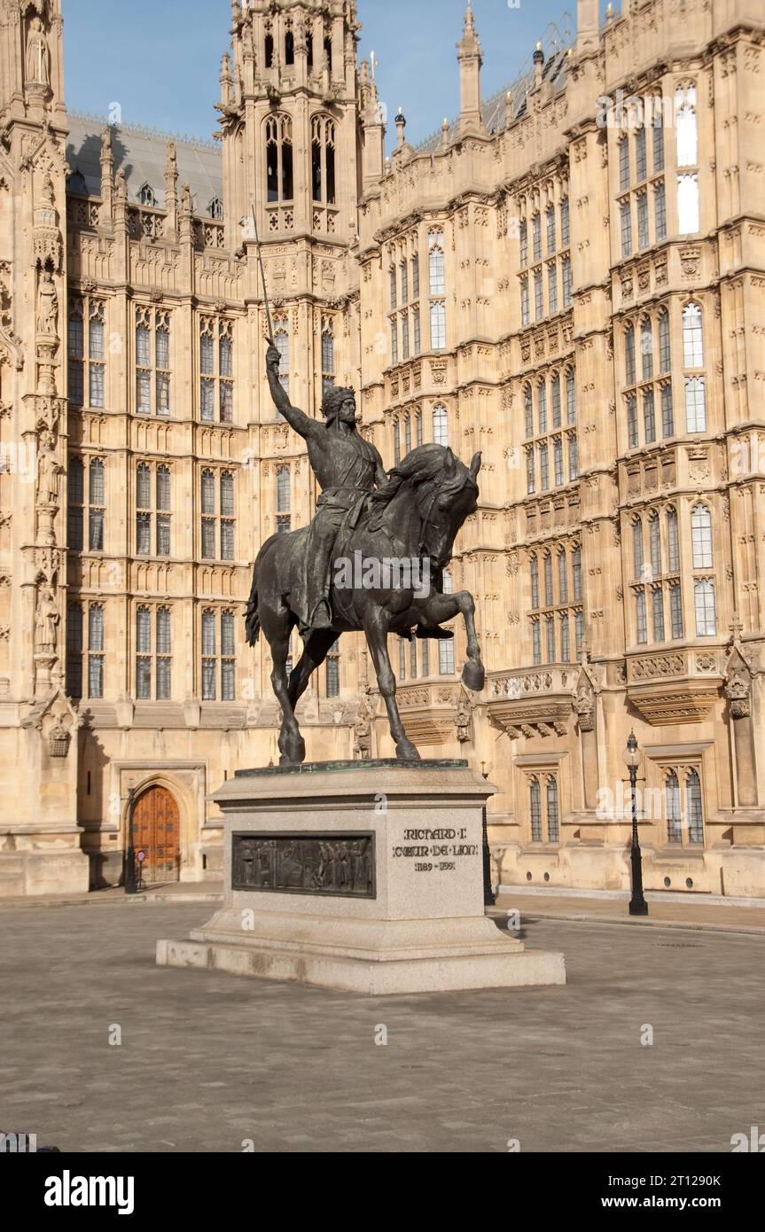 Statue of Richard the Lionheart (Richard I) in front of the Houses of Parliament, Westminster, London, UK Stock Photo