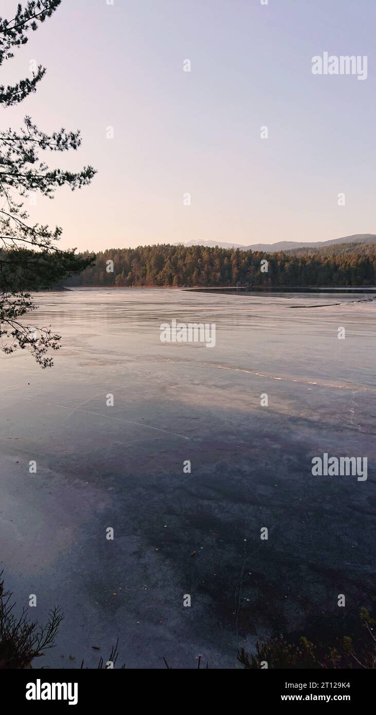 Forstsee Velden Wörthersee Kärnten Winter Eis am See zugefroren frozen lake Stock Photo