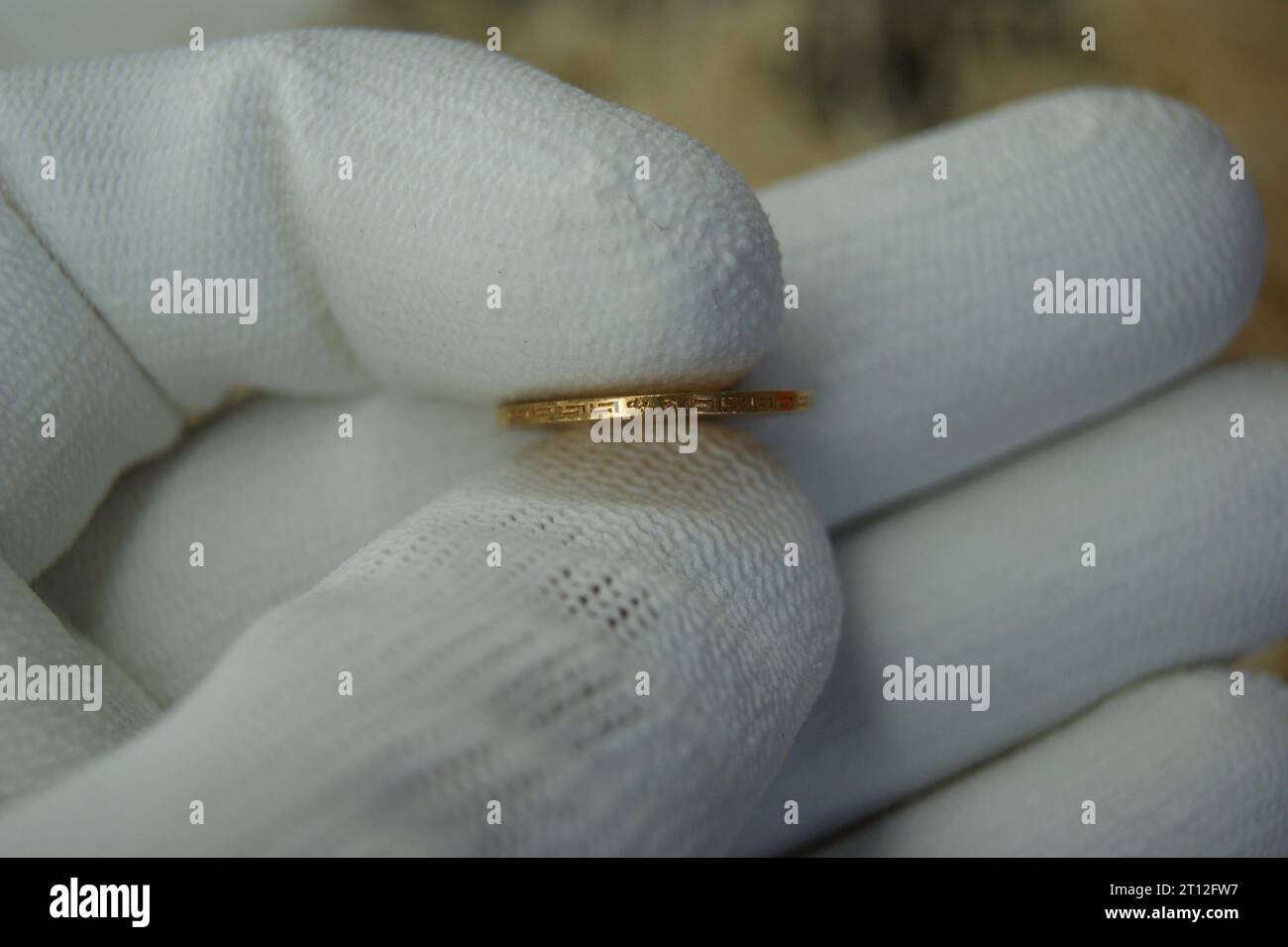 Human Hand Coin Coin in human hand hi-res stock photography and images - Alamy